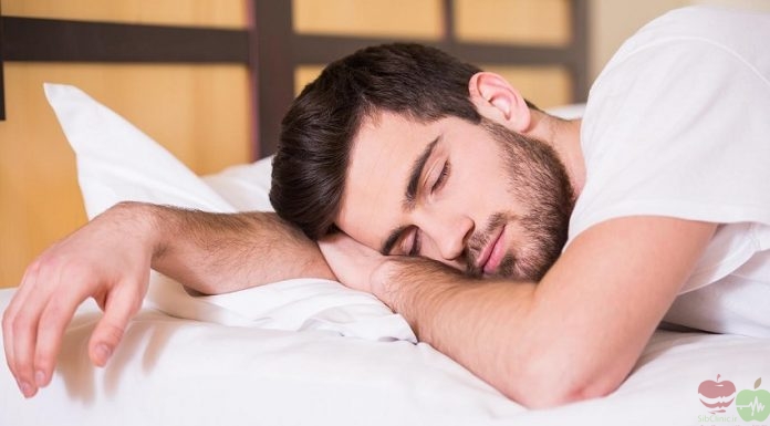 چهار کاری که پوست صورت را طی خواب شبانه، پیر می کند